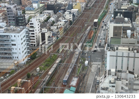 新宿区内を行く西武新宿線特急小江戸号 130643233