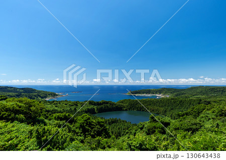 【秋田県男鹿半島】八望台から眺める日本海の絶景。爆裂火口でできた戸賀湾は年中穏やかな湾。 【秋田県男鹿半島】八望台から眺める日本海の絶景。爆裂火口でできた戸賀湾は年中穏やかな湾。 130643438
