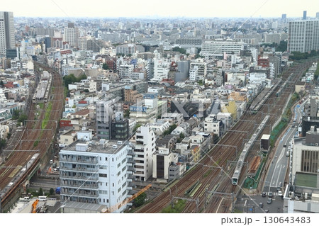山手線・埼京線と並走する西武新宿線30000系電車 130643483