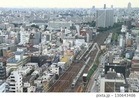 山手線・埼京線と並走する西武新宿線30000系電車 130643486