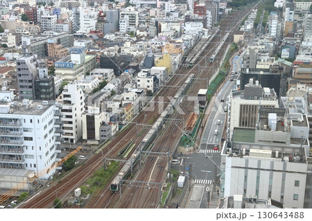 山手線・埼京線と並走する西武新宿線30000系電車 130643488