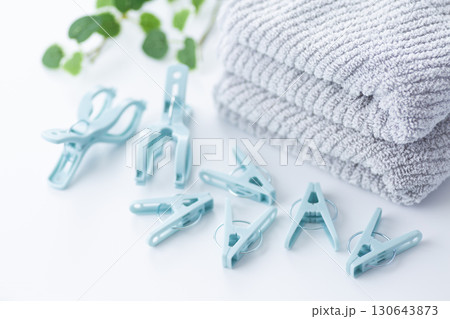 タオルと洗濯ばさみ 130643873