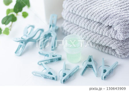 タオルと洗濯ばさみと洗剤 130643909