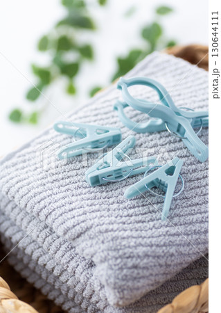 タオルと洗濯ばさみ 130644111
