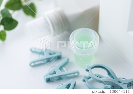 洗濯ばさみと洗剤 130644112