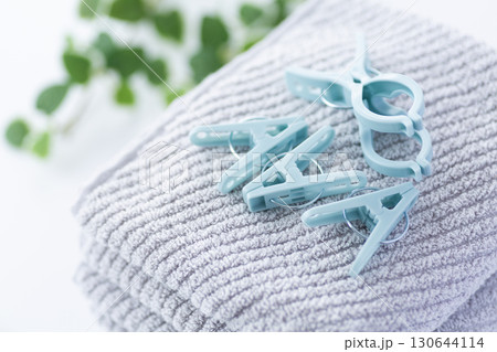 タオルと洗濯ばさみ タオルと洗濯ばさみ 130644114