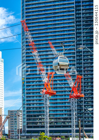 日本の横浜都市景観9月6日。桜木町駅前のロープウェイやザ・タワー横浜北仲の前に並ぶクレーンなどを望む 130644115