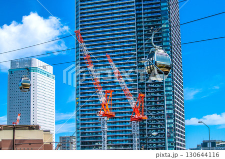 日本の横浜都市景観9月6日。桜木町駅前のロープウェイやザ・タワー横浜北仲の前に並ぶクレーンなどを望む 130644116