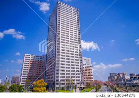川崎駅前の青空と高層ビル 130644879