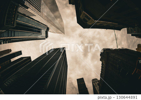 曇り空と摩天楼群 130644891