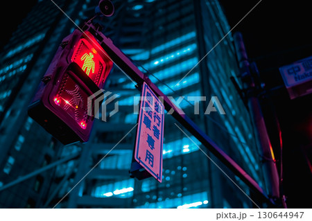 ネオン夜景と信号灯 ネオン夜景と信号灯 130644947