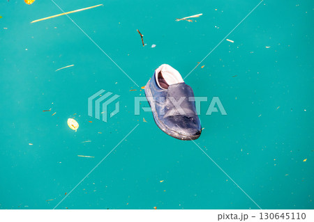 港に浮かぶ靴。沖縄県那覇市那覇泊港-2025/6/26 130645110