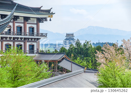 福井県勝山市の巨大建築競演、越前大仏・大仏殿と遠景の勝山城博物館天守閣 130645262