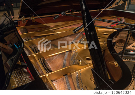 ステージ上のグランドピアノと集音マイク 130645324