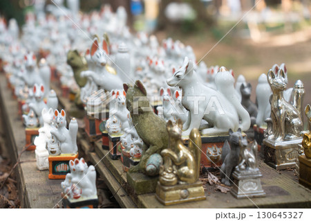 豊川稲荷の狐の置物 豊川稲荷の狐の置物 130645327