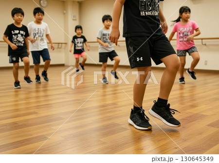 ヒップホップダンスを練習する子供たちのグループレッスン ヒップホップダンスを練習する子供たちのグループレッスン 130645349