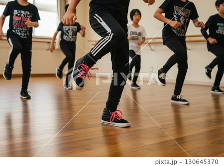 ヒップホップダンスを練習する子供たちのグループレッスン ヒップホップダンスを練習する子供たちのグループレッスン 130645370