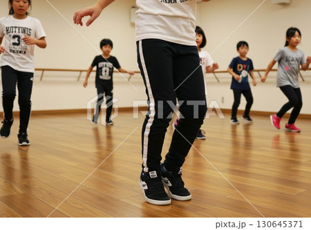 ヒップホップダンスを練習する子供たちのグループレッスン ヒップホップダンスを練習する子供たちのグループレッスン 130645371