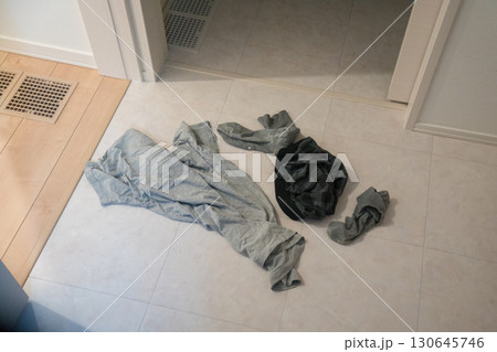 脱ぎ捨てられた肌着 脱ぎ捨てられた肌着 130645746