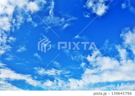 秋の青空と雲 秋の青空と雲 130645798