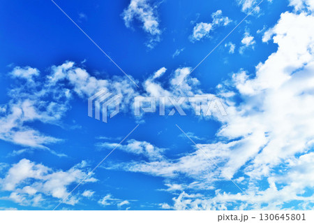 秋の青空と雲 130645801