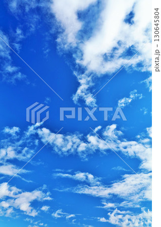 秋の青空と雲 秋の青空と雲 130645804