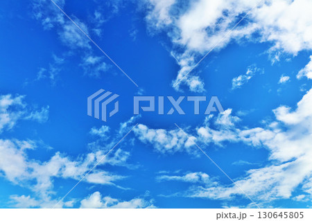 秋の青空と雲 秋の青空と雲 130645805