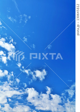 秋の青空と雲 秋の青空と雲 130645812