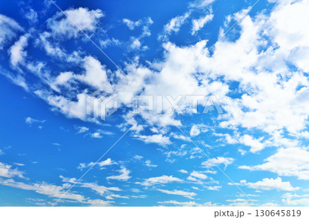 秋の青空と雲 秋の青空と雲 130645819