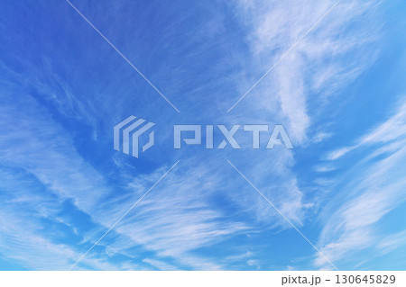 秋の青空と雲 130645829