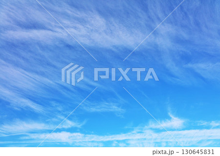 秋の青空と雲 130645831
