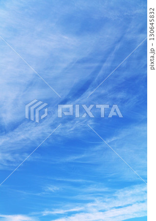 秋の青空と雲 130645832