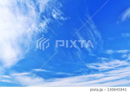 秋の青空と雲 130645841