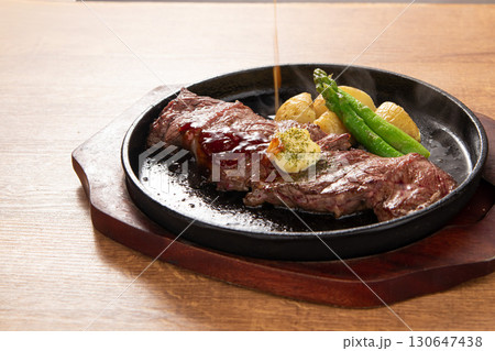 ジュージューと音を立てる鉄板焼き ジュージューと音を立てる鉄板焼き 130647438