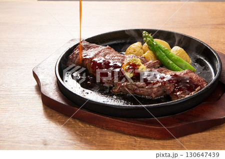 ジュージューと音を立てる鉄板焼き ジュージューと音を立てる鉄板焼き 130647439