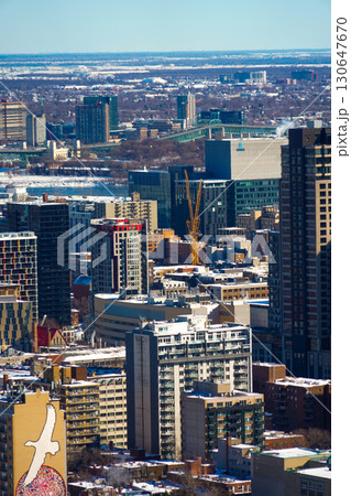 都市のビル群とクレーン 都市のビル群とクレーン 130647670