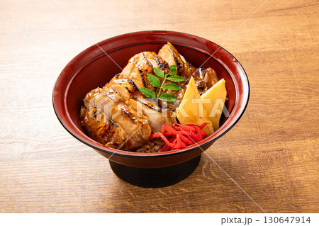 照り焼きチキン丼:香ばしい鶏肉と彩り豊かな具材 照り焼きチキン丼:香ばしい鶏肉と彩り豊かな具材 130647914