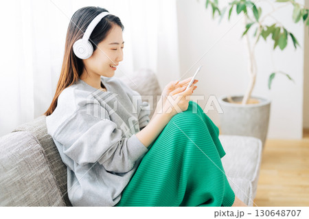 スマホで音楽を聴く女性 130648707