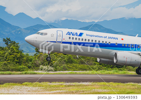 牧之原市の富士山静岡空港から飛び立つ飛行機(静岡県) 130649393