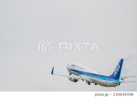 牧之原市の富士山静岡空港から飛び立つ飛行機(静岡県) 130649396