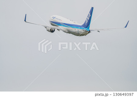 牧之原市の富士山静岡空港から飛び立つ飛行機(静岡県) 130649397
