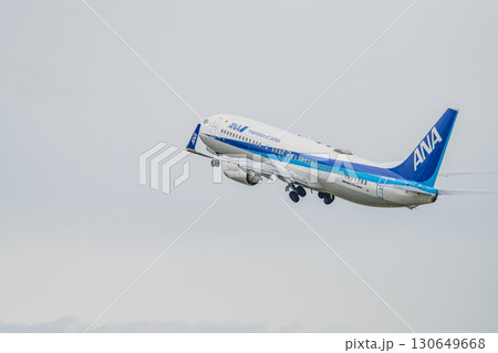 牧之原市の富士山静岡空港から飛び立つ飛行機(静岡県) 130649668
