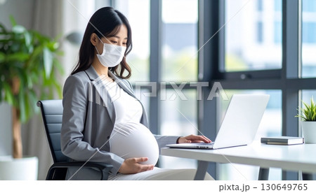 妊娠後期にマスクを付けてお腹をさすりながら仕事をする妊婦のビジネスウーマン 腰痛、腹痛、陣痛のイラスト素材 [130649765] - PIXTA