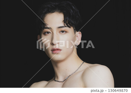 黒背景の男性ポートレート 130649870