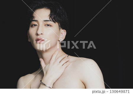 黒背景の男性ポートレート 黒背景の男性ポートレート 130649871