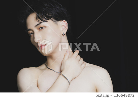 黒背景の男性ポートレート 130649872