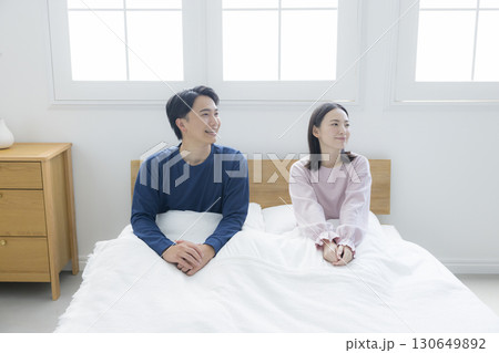 ベッドでリラックスする夫婦 130649892