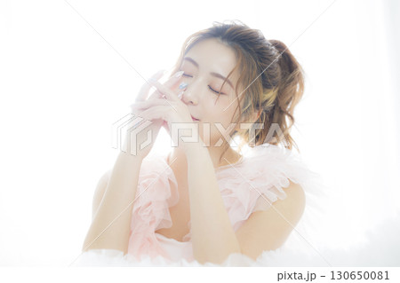 ピンクのチュールドレスの女性  130650081