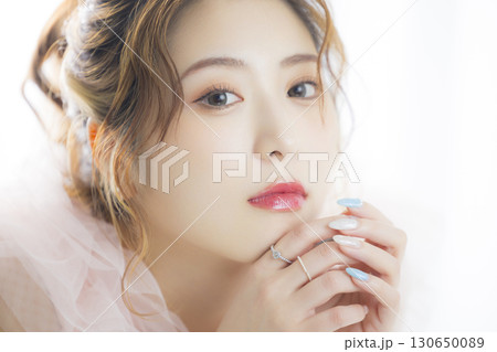 ピンクのチュールドレスの女性  130650089