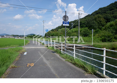岡山県　吉備路のサイクリングロードと西辛川 130650175
